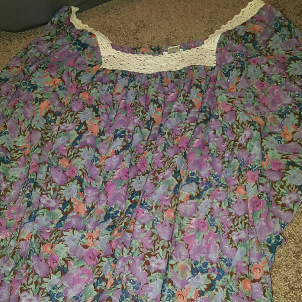 NWOT Flowy bat wing top.